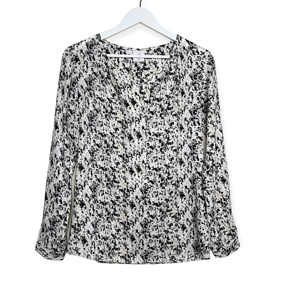 Cabi Women’s Shatter Print Split Neck Blouse‎ in Grey Cream Black Size XS